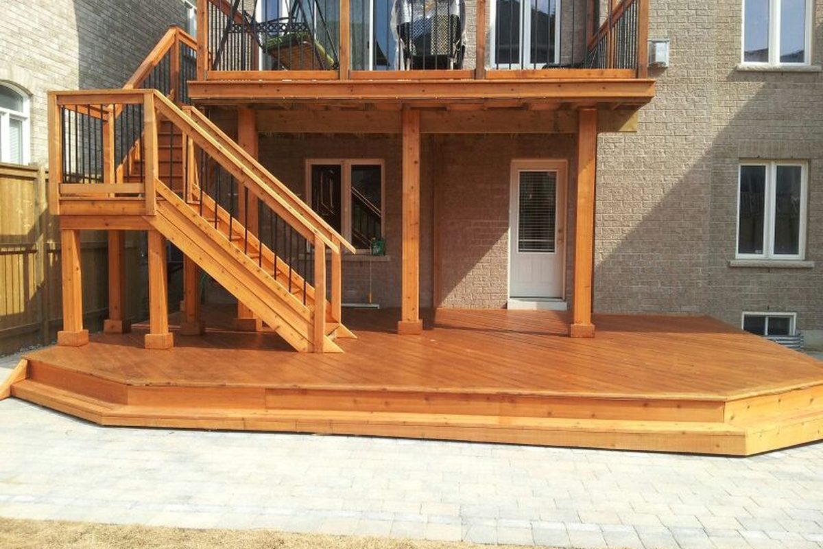 Custom deck builder in Richmond Hill - composite deck project
